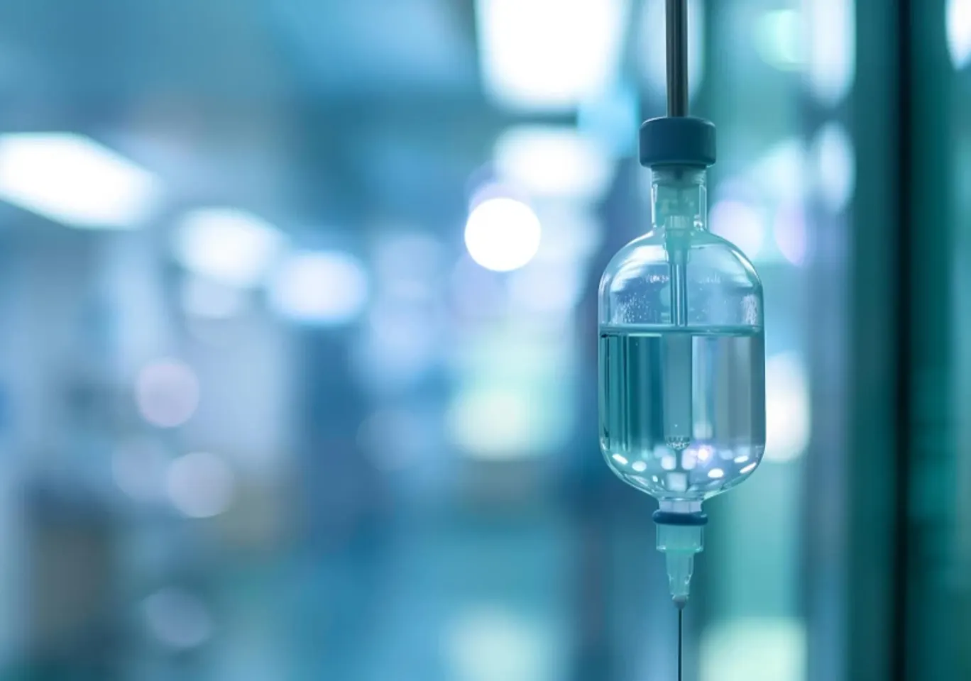 Detoks alkoholowy Sanok: butelka infuzyjna zawieszona w gabinecie