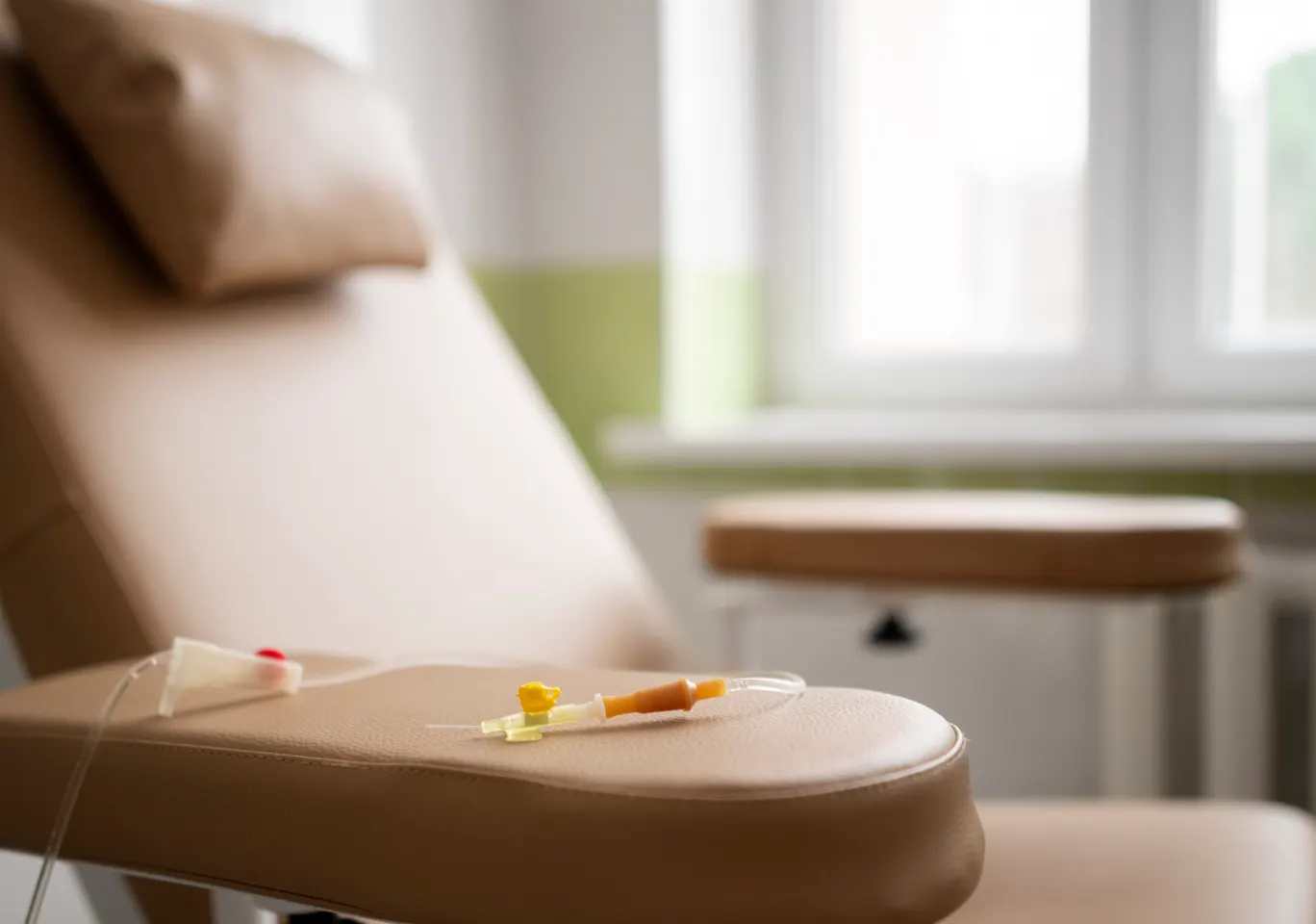Kroplówki witaminowe Sanok: fotel zabiegowy z przygotowaną linią infuzyjną