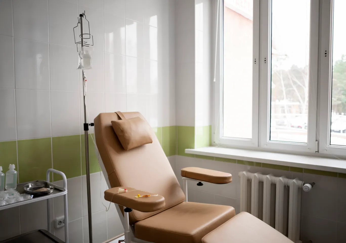 Kroplówki witaminowe Ustrzyki Dolne: gabinet zabiegowy z fotelem i stojakiem na kroplówkę