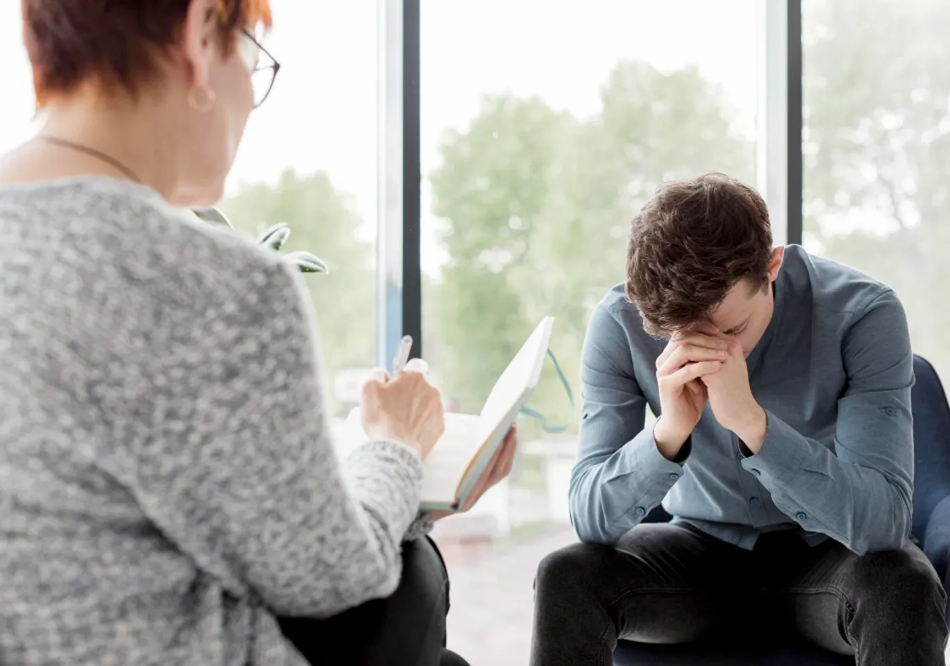 Leczenie uzależnień Krosno: konsultacja u terapeuty przy oknie