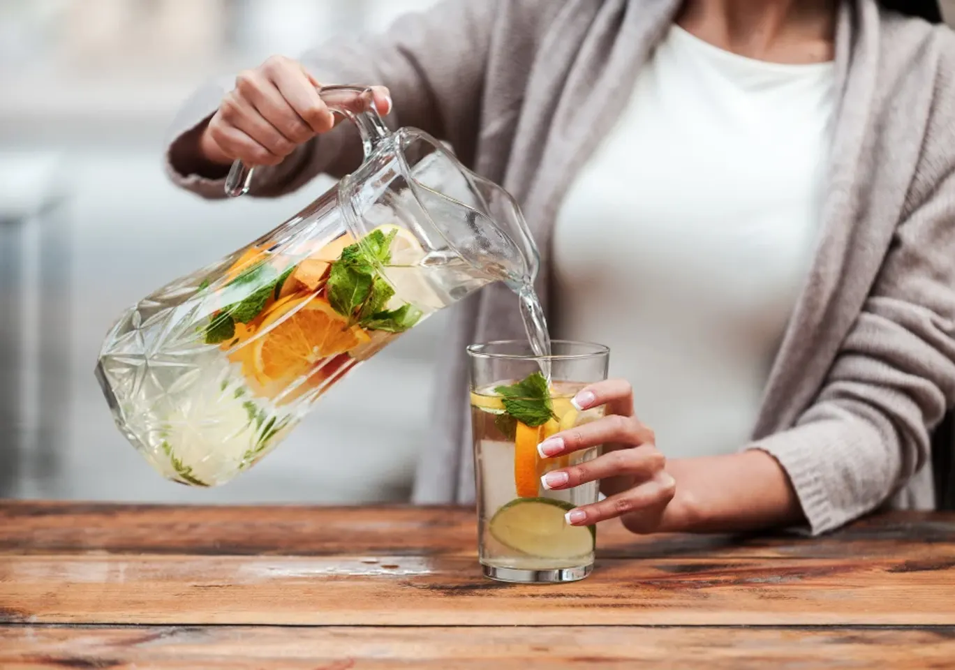 Leczenie alkoholizmu Krosno: napój bezalkoholowy z owocami nalewany do szklanki
