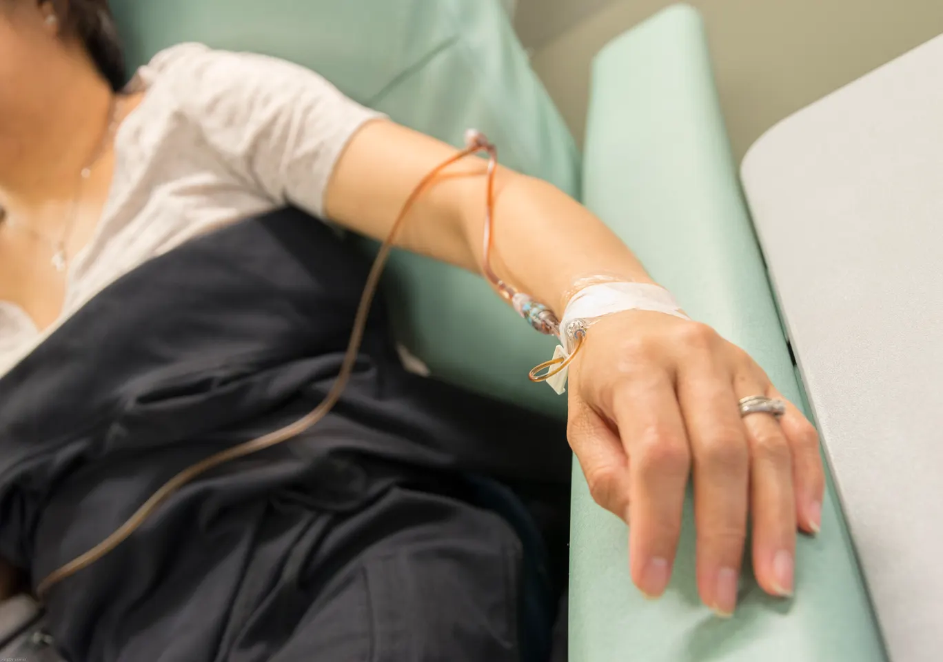 Kroplówki witaminowe Jasło: ręka z podłączoną linią infuzyjną w trakcie zabiegu