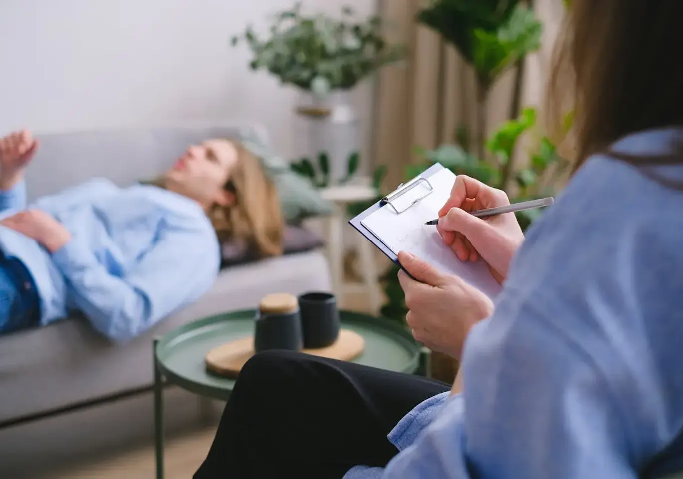 Uzależnienia behawioralne Krosno: sesja terapeutyczna na kozetce